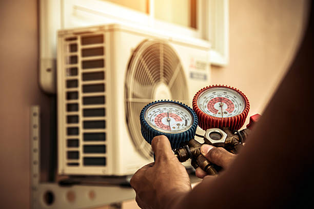 Professional Hvac technician working in Sainte Genevieve, MO
